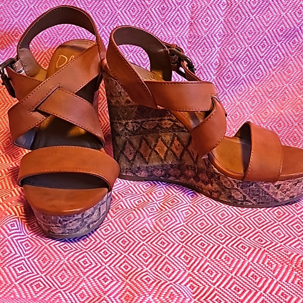 Cute Wedges! Size 6 Olive Street NEW
